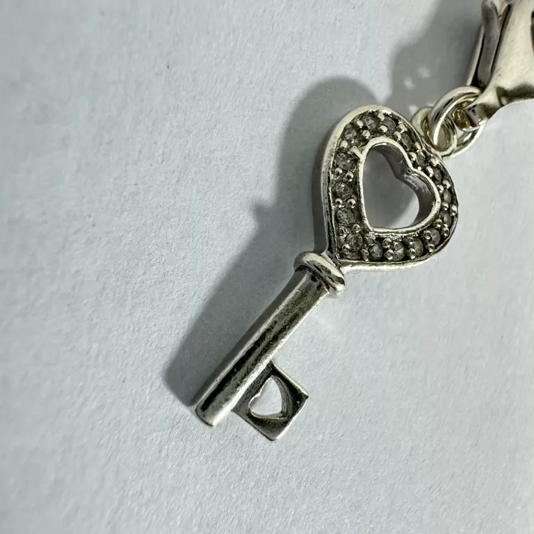 SC216 UROCZA ZAWIESZKA DO BRANSOLETKI CHARMS KLUCZ Z SERCEM, SREBRO 1,4G