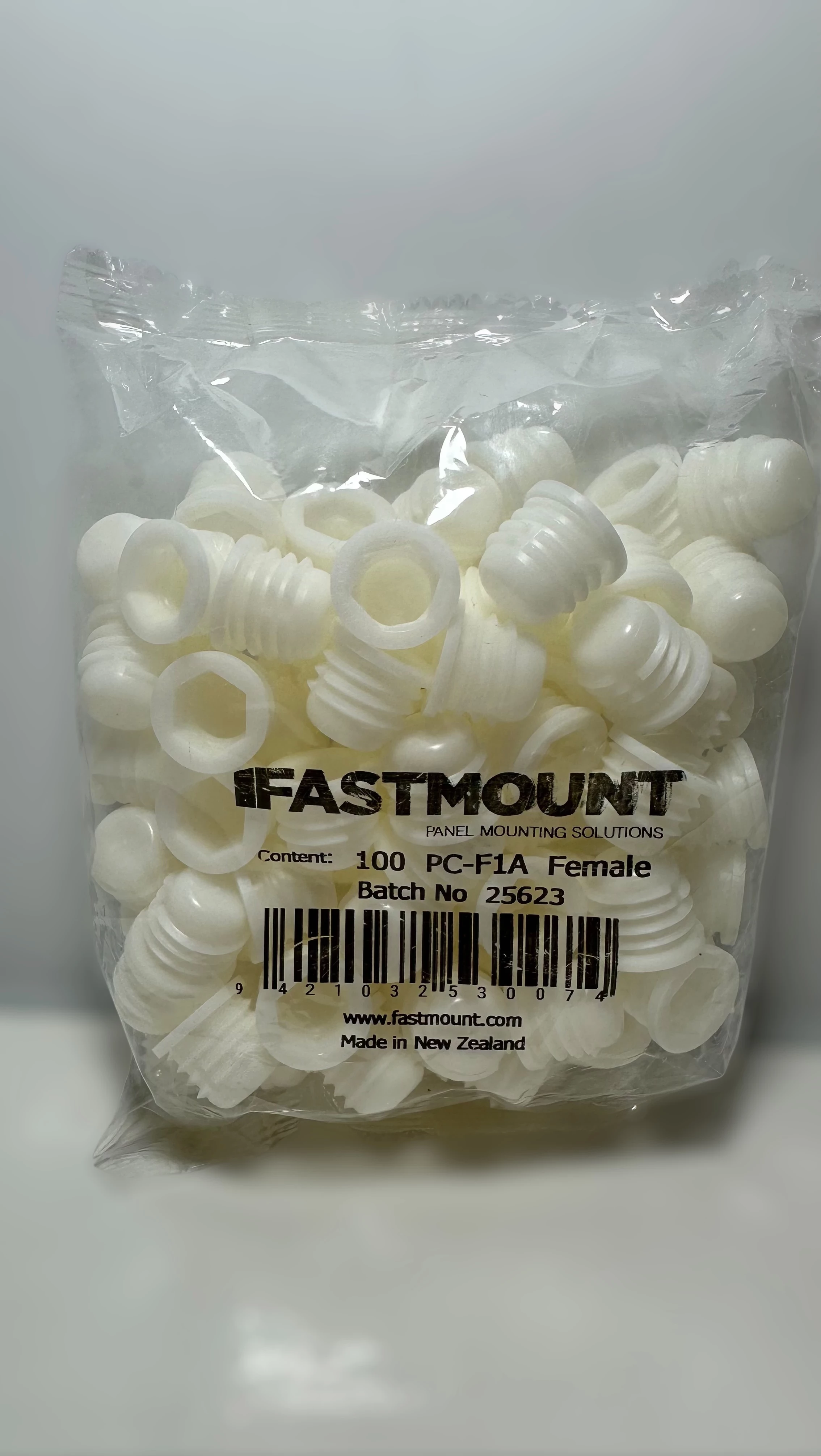 gniazdo-standardowe-pc-f1-samogwintujace-komplet-100-armii-krajowej-38-tczew