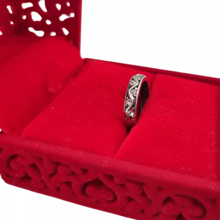 SREBRNY PIERŚCIONEK Z CYRKONIAMI - OBRĄCZKA R.11 1,55G