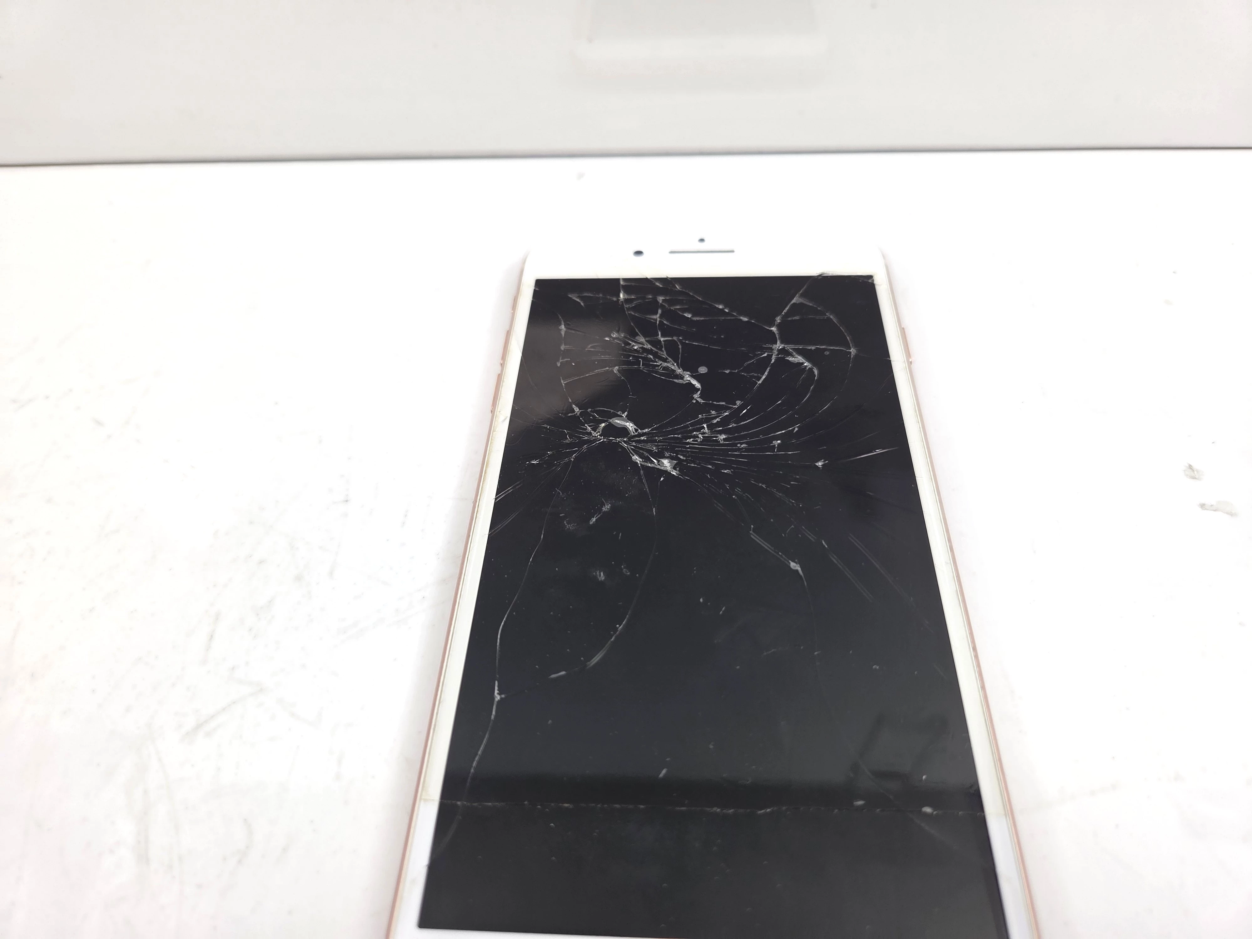 telefon-apple-iphone-8-plus-opis-ean-gtin-0190198453754