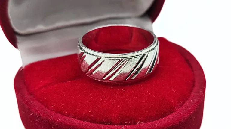 ŚLICZNA SREBRNA GRAWEROWANA OBRĄCZKA  - 4,29G - R.14