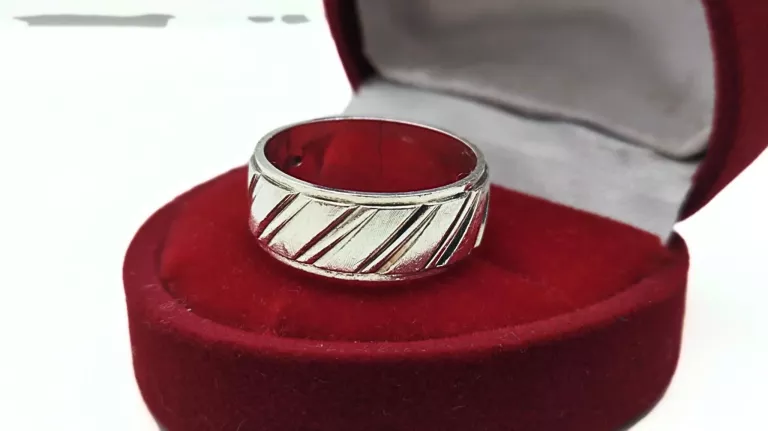 ŚLICZNA SREBRNA GRAWEROWANA OBRĄCZKA  - 4,29G - R.14