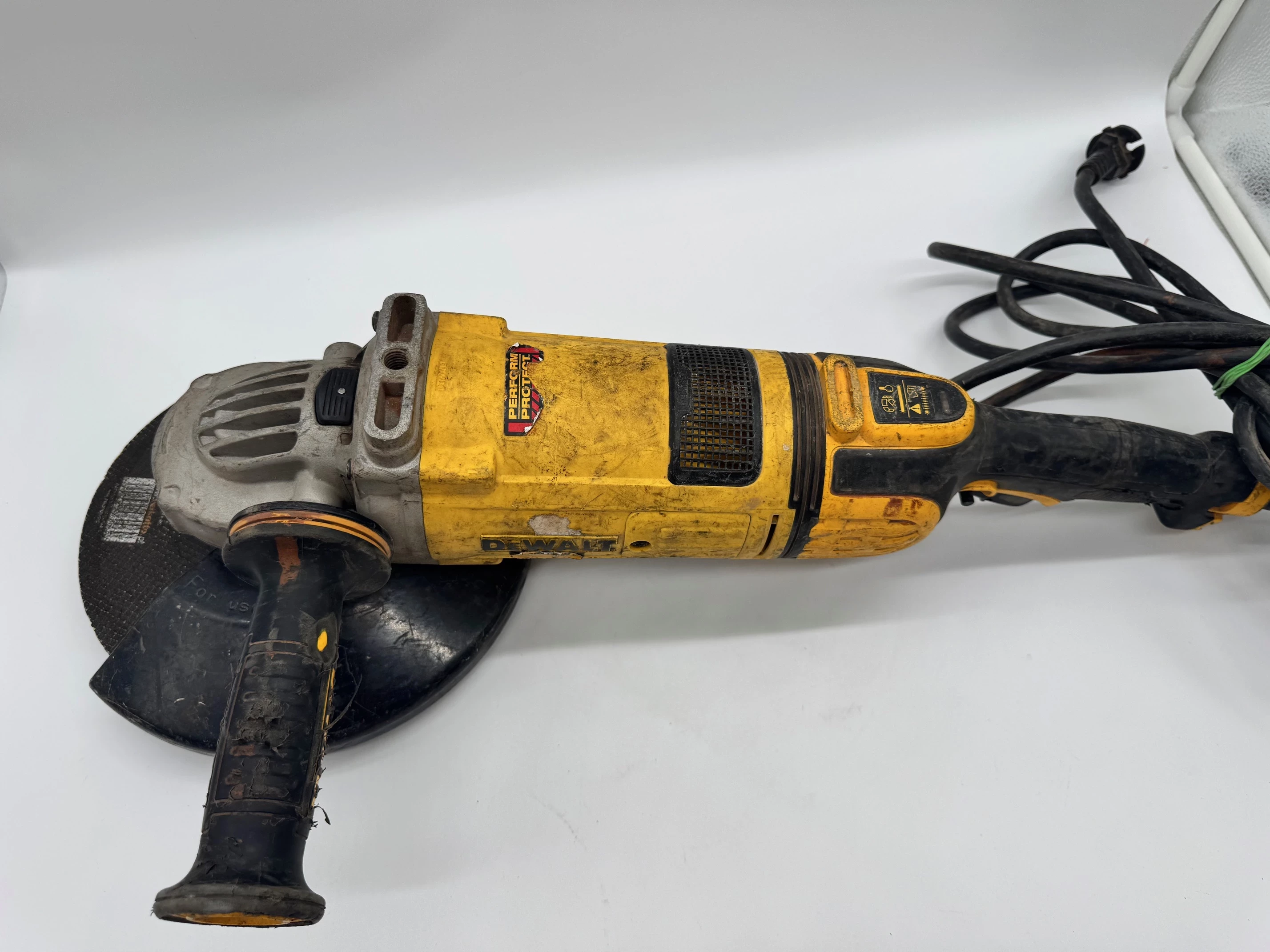 szlifierka-katowa-dewalt-dwe4579-rodzaj-zasilania-128529-2