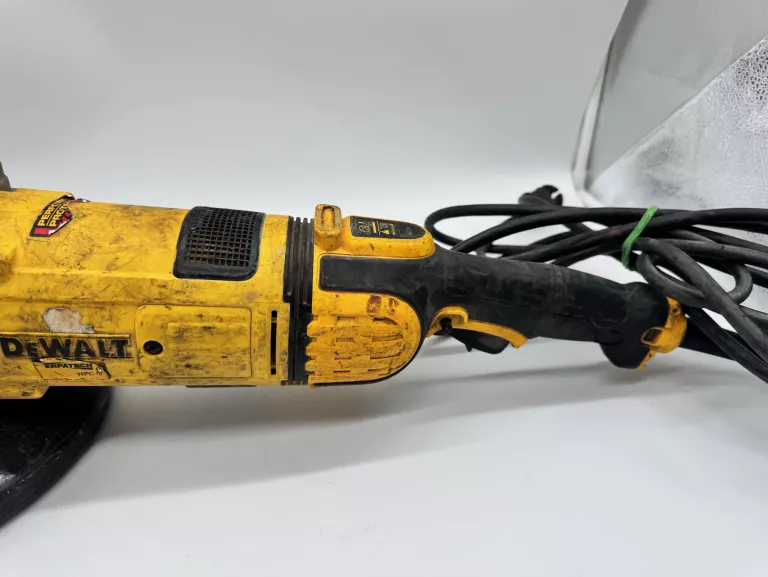 SZLIFIERKA KĄTOWA DEWALT  DWE4579