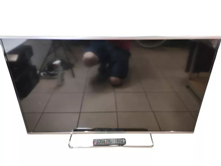 TV PANASONIC TX-48AX630E + PILOT