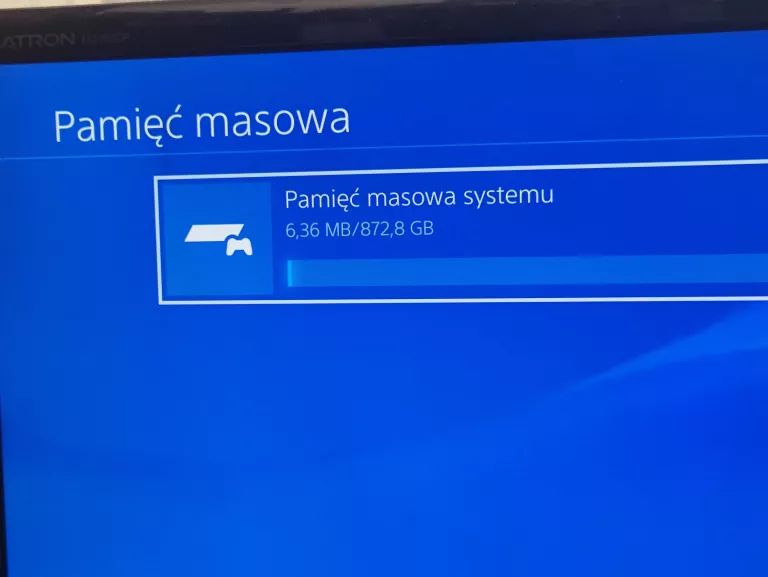 KONSOLA SONY PS4 SLIM 1TB + 2 PADY, KABLE, 1 GRA (FIFA 25)