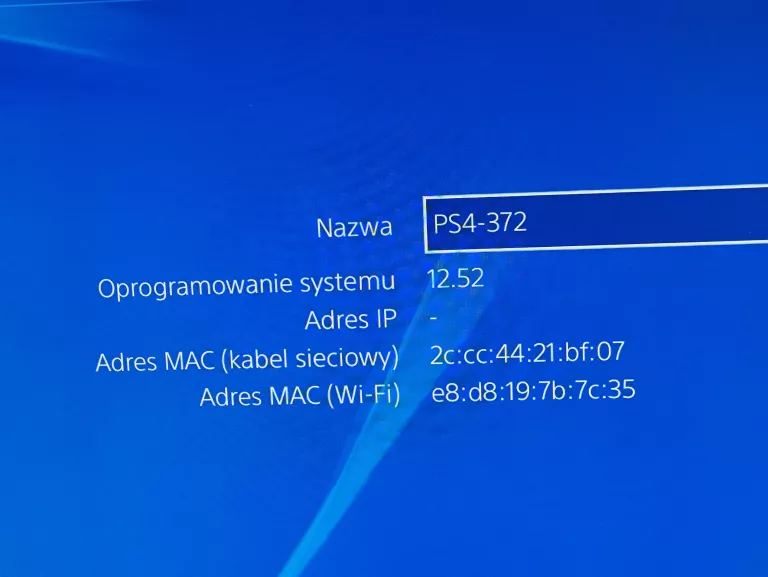 KONSOLA SONY PS4 SLIM 1TB + 2 PADY, KABLE, 1 GRA (FIFA 25)