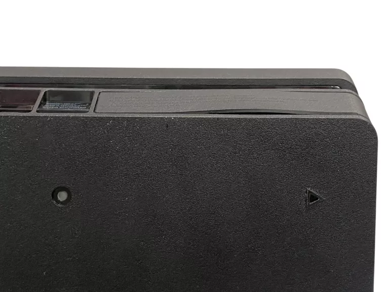 KONSOLA SONY PS4 SLIM 1TB + 2 PADY, KABLE, 1 GRA (FIFA 25)