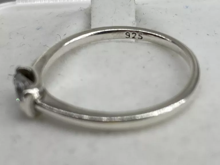 BŁYSKOTLIWY SREBRNY PIERŚCIONEK 1,88G PR925