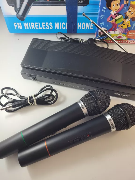 ZESTAW KARAOKE: 2 MIKROFONY BEZPRZEWODOWE I STACJA ODBIORCZA