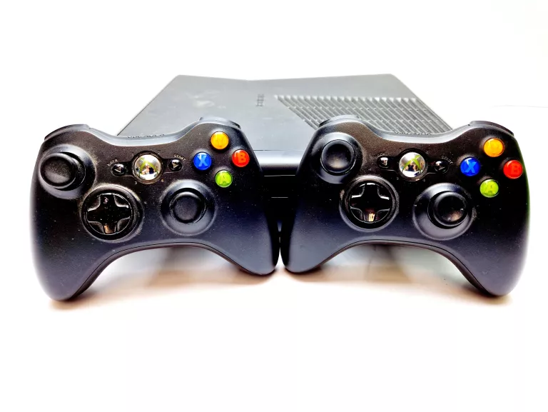 KONSOLA XBOX 360 + GRY + 2 PADY