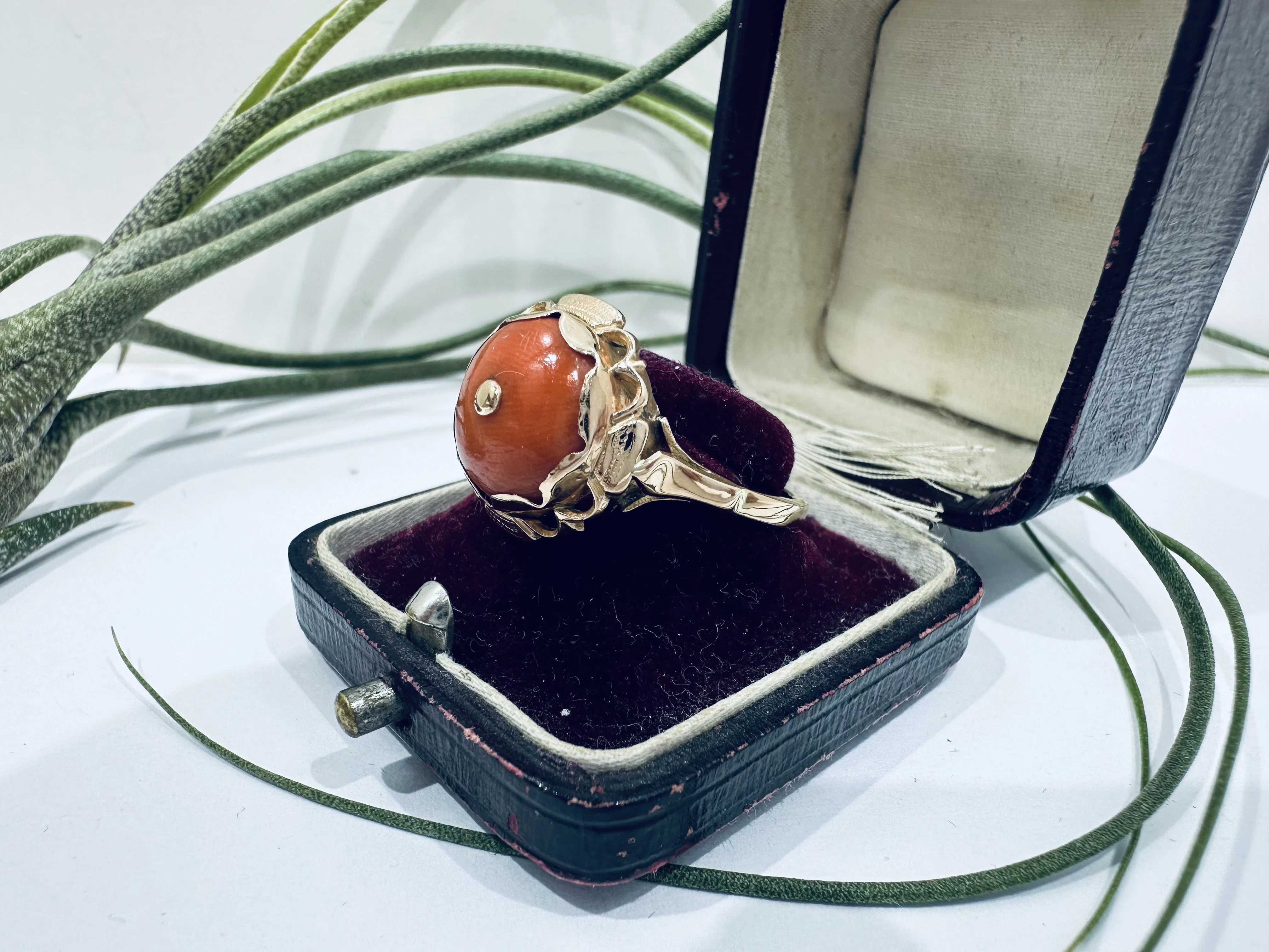 wyrob-jubilerski-elegancki-zloty-pierscionek-vintage-z-koralem-kamien-17088-128