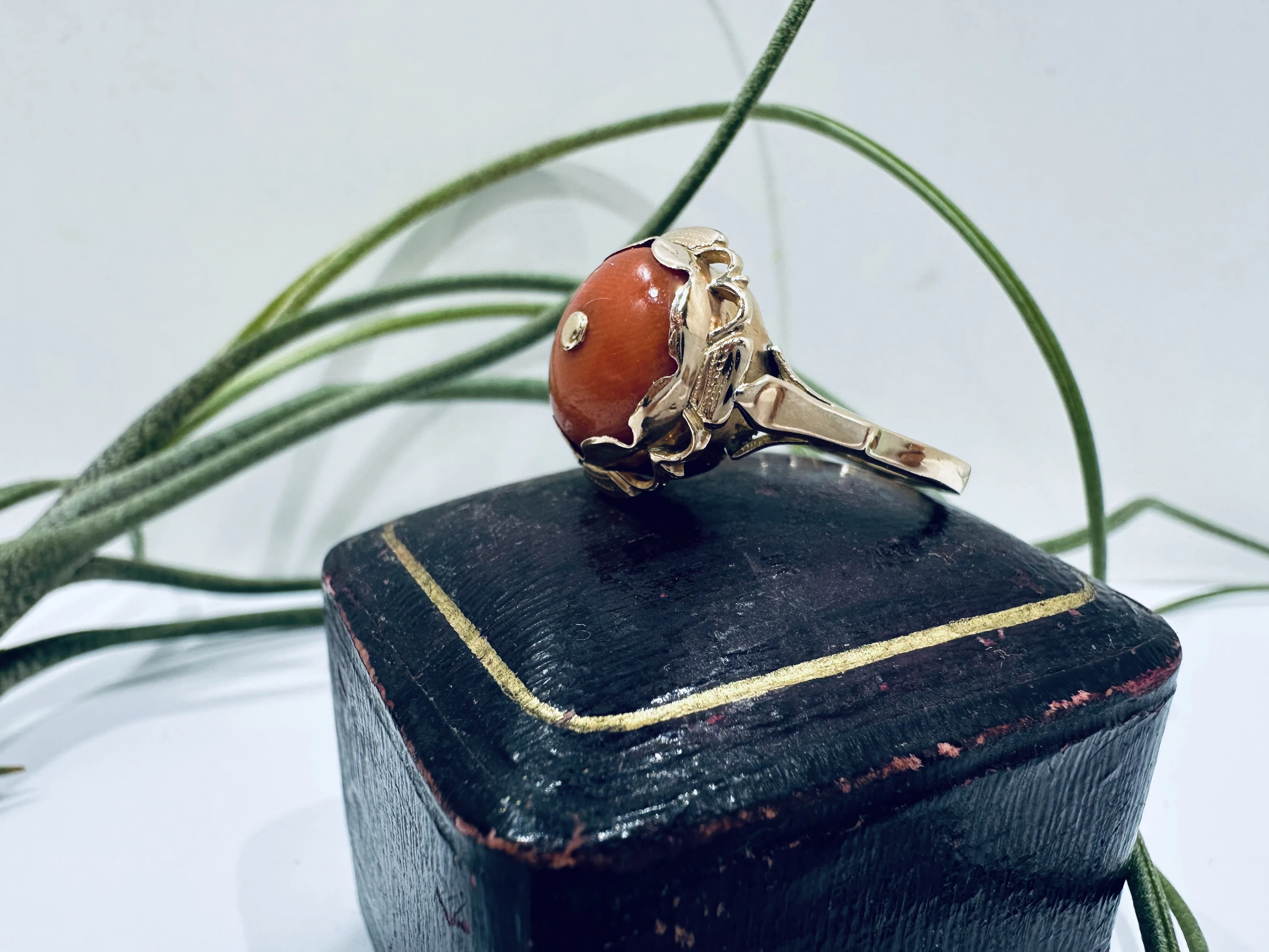 wyrob-jubilerski-elegancki-zloty-pierscionek-vintage-z-koralem-rodzaj-2205-16