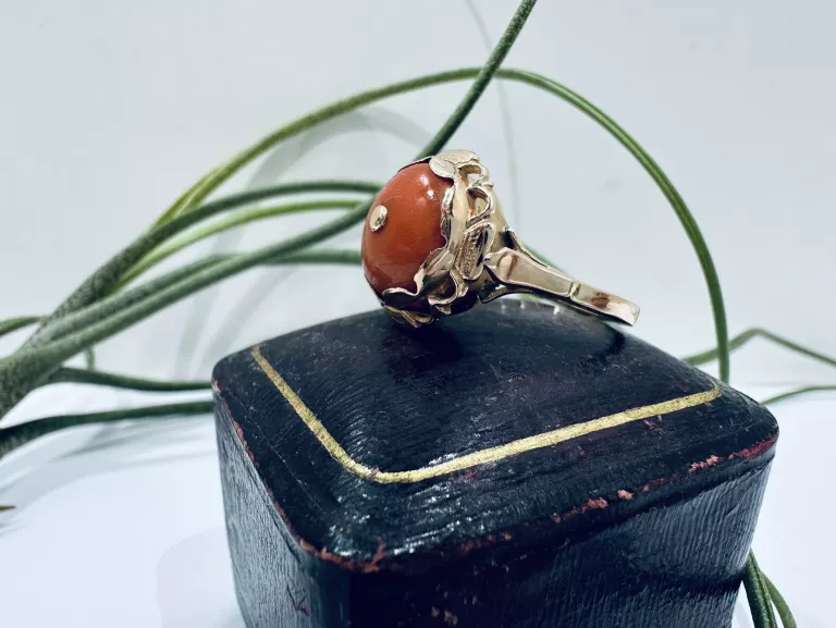 wyrob-jubilerski-elegancki-zloty-pierscionek-vintage-z-koralem-rodzaj-2205-16