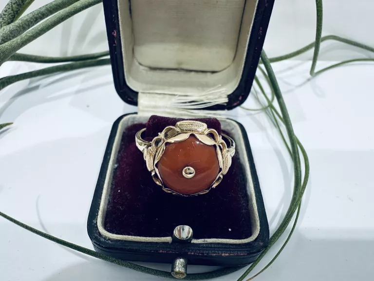 wyrob-jubilerski-elegancki-zloty-pierscionek-vintage-z-koralem-material-15835-2