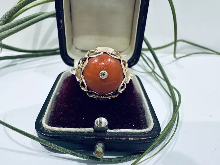 wyrob-jubilerski-elegancki-zloty-pierscionek-vintage-z-koralem-ean-gtin-5904237055220