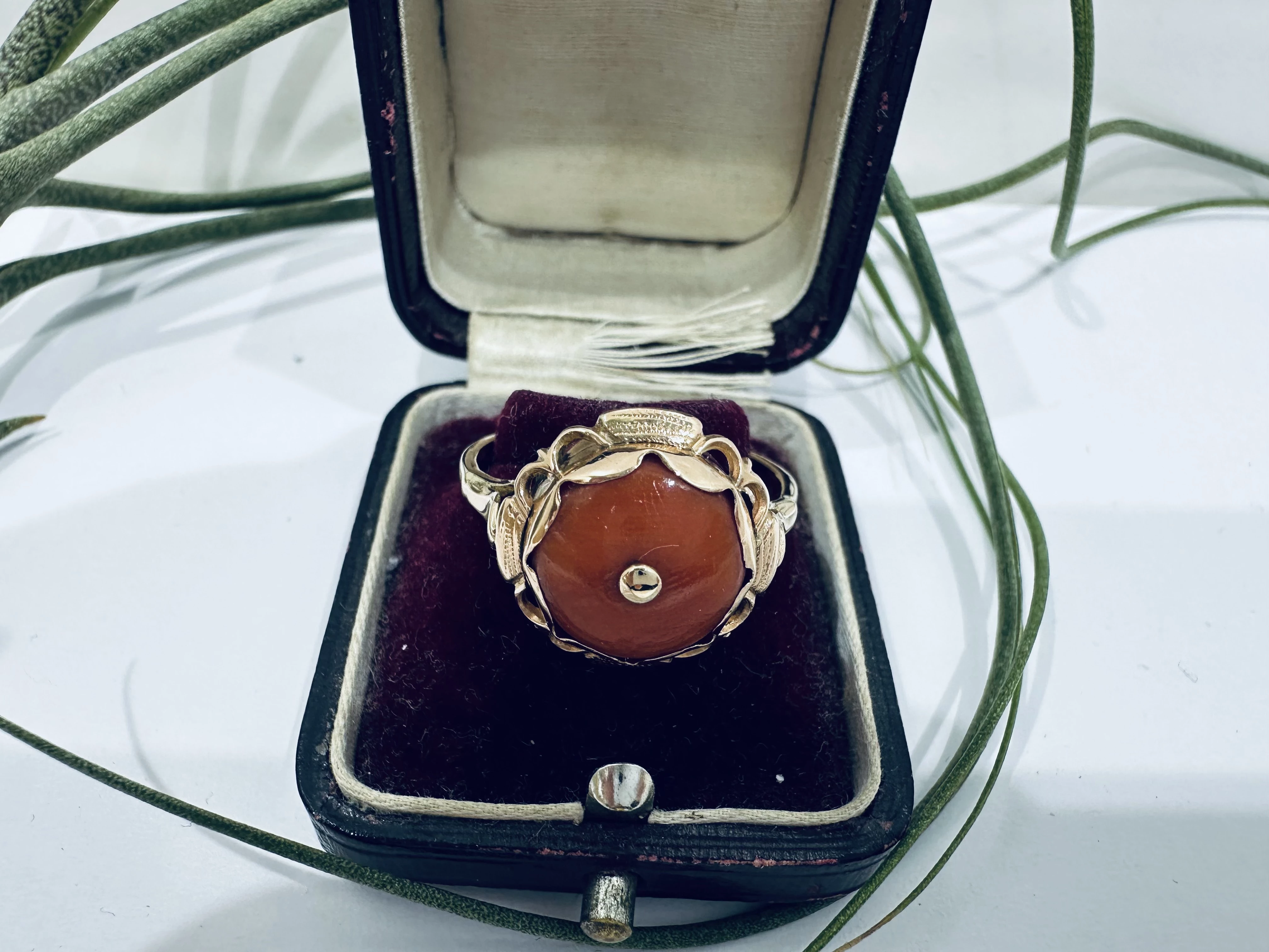 wyrob-jubilerski-elegancki-zloty-pierscionek-vintage-z-koralem-material-15835-2