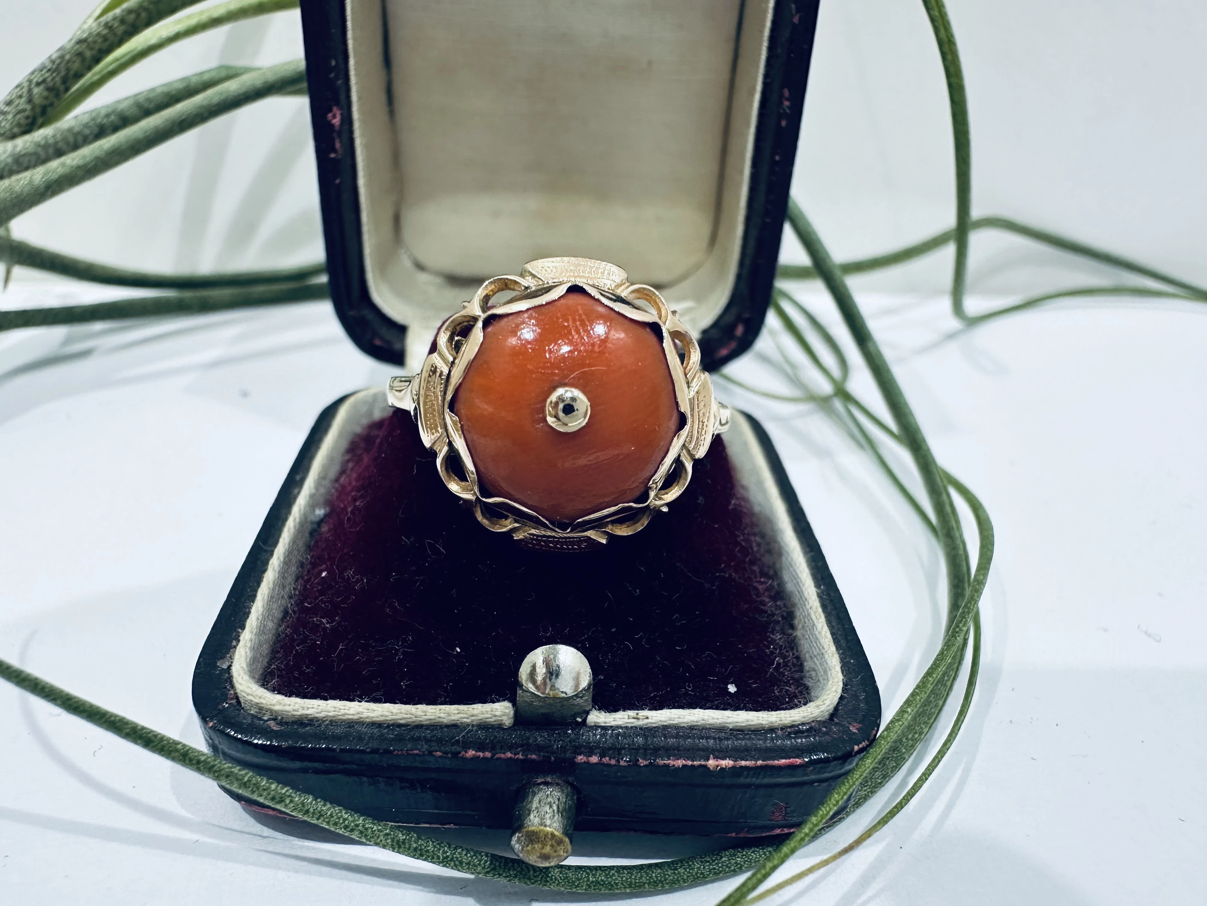 wyrob-jubilerski-elegancki-zloty-pierscionek-vintage-z-koralem-ean-gtin-5904237055220