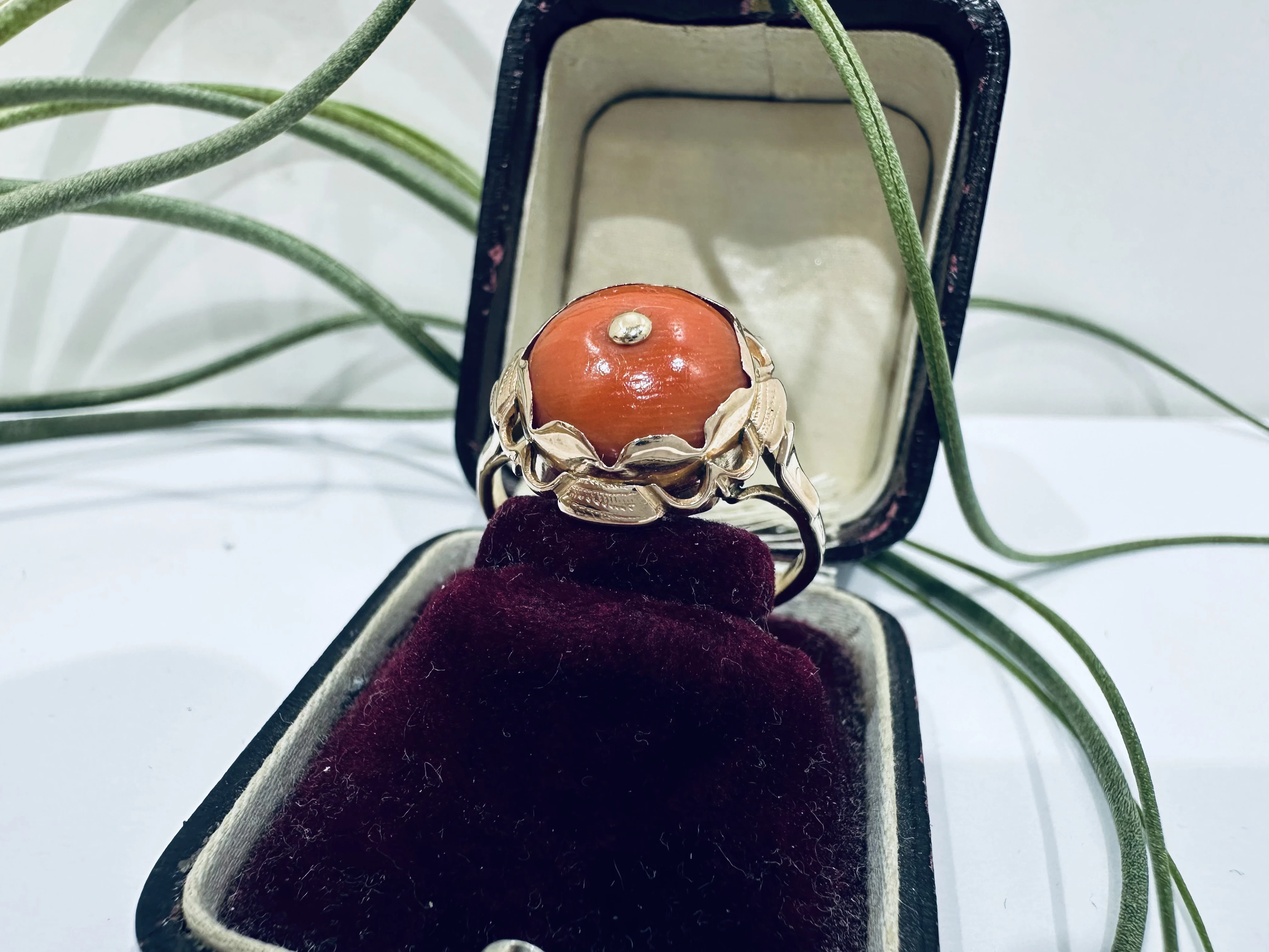 wyrob-jubilerski-elegancki-zloty-pierscionek-vintage-z-koralem-budziszynska-107d-sj-wroclaw