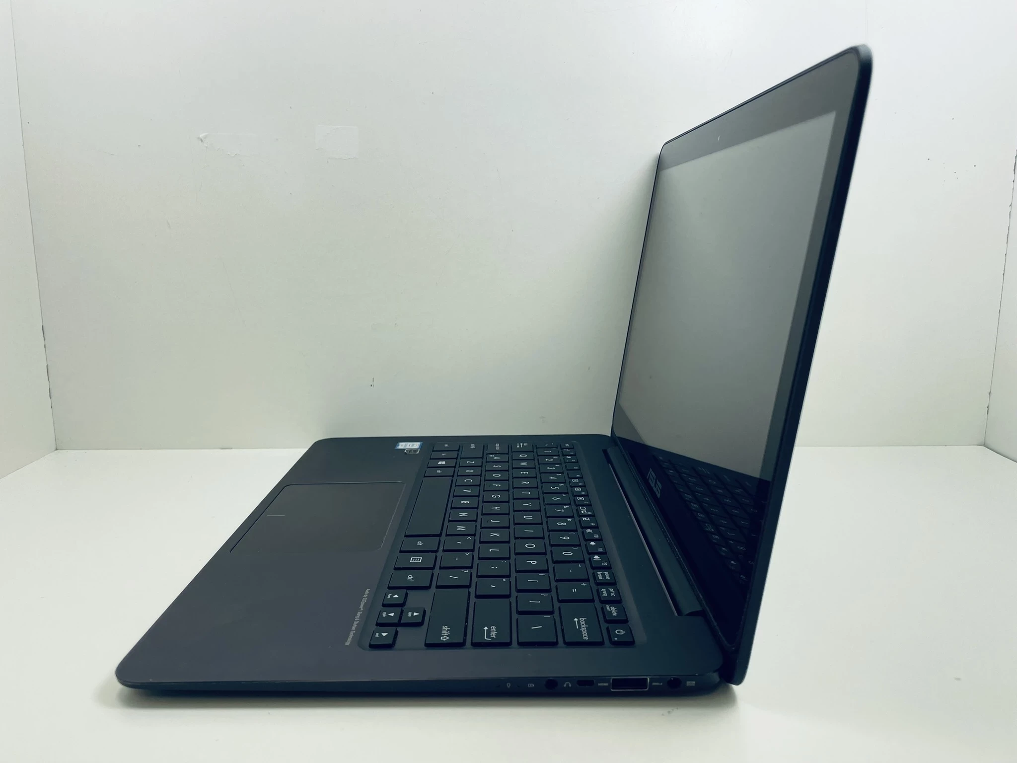 laptop-asus-ux305c-przekatna-ekranu-1400