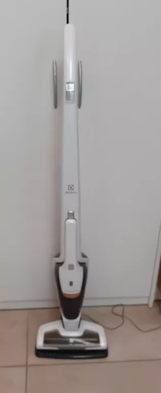 ODKURZACZ PIONOWY ELEKTROLUX EER7ALLRGY + STACJA ŁADUJĄCA