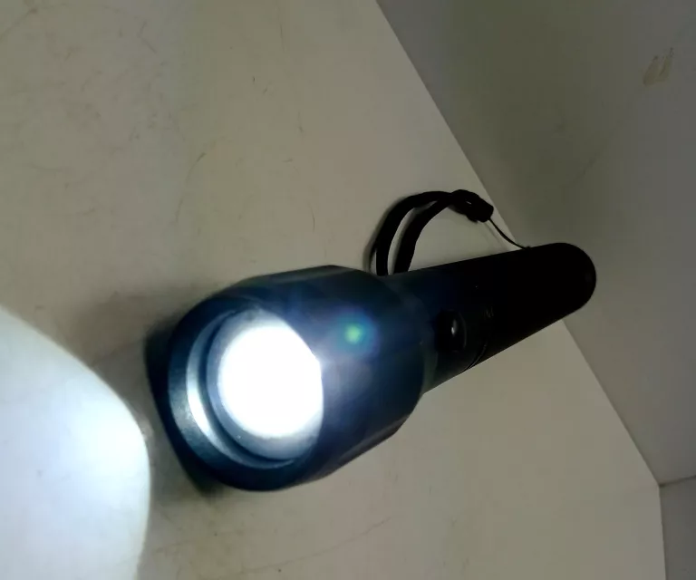 DUŻA ALUMINIOWA LATARKA LED / CZARNY MO6567-03