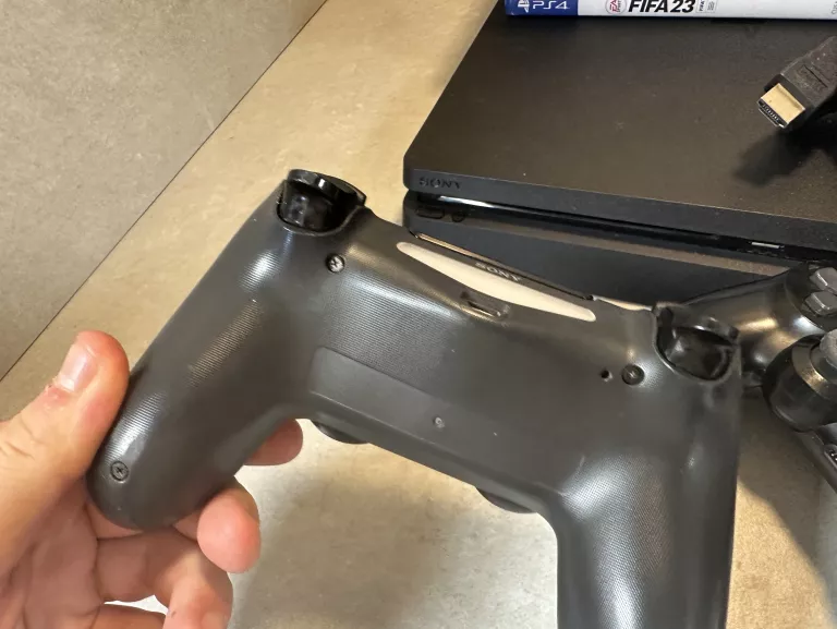 KONSOLA PS4 SLIM 1 TB + 2 PADY + 6 GIER ZESTAW