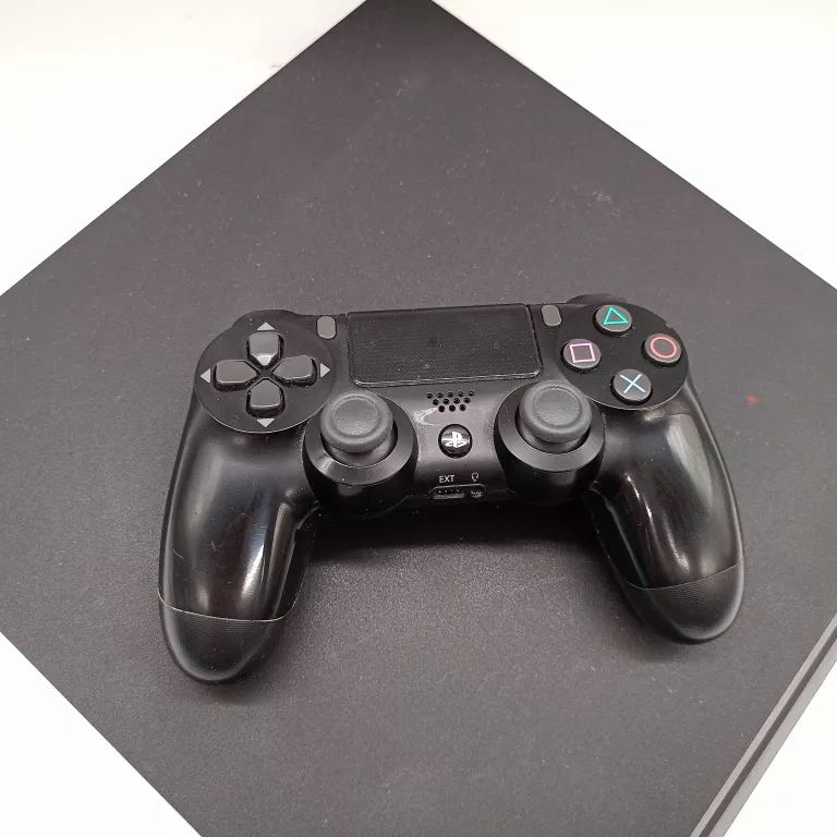 KONSOLA PLAYSTATION PS4 + 1 PAD