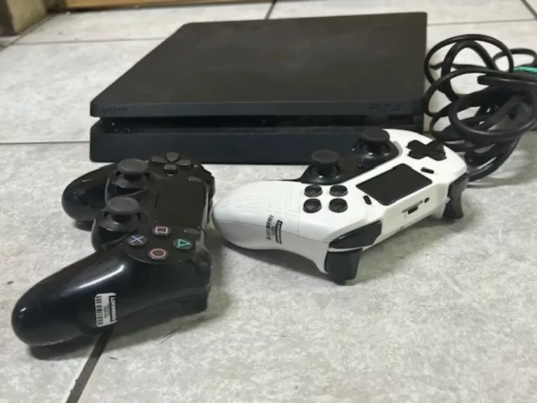 KONSOLA PS4 500GB + 2PADY