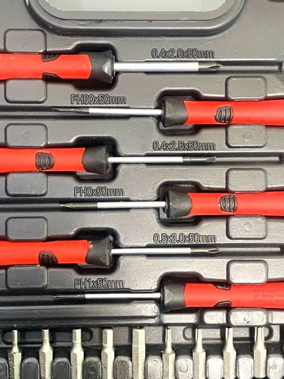 zestaw-13-srubokretow-powerfix-profi-z-walizka-i-zestaw-bitow-liczba-elementow-w-zestawie-500