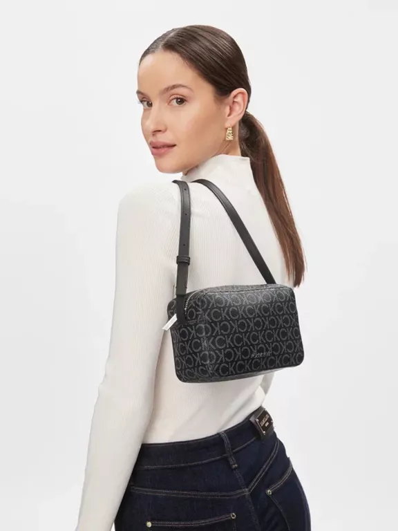 CALVIN KLEIN DAMSKA TORBA NA RAMIĘ CK MUST CAMERA