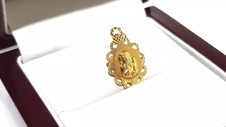 ZŁOTA ZAWIESZKA MATKA BOSKA PR585 0,88G 1,2X1,7CM