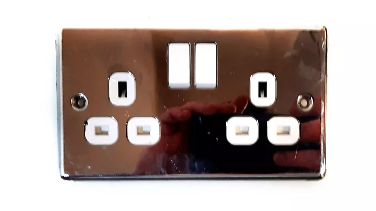 GNIAZDKO ELEKTRYCZNE SCIENNE ANGIELSKIE Z WYŁĄCZNIKIEM PODWÓJNE CHROMOWANE