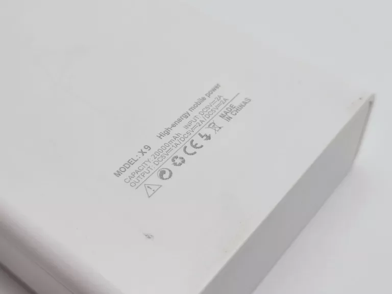 POWERBANK BIAŁY Z WYŚWIETLACZEM X9 20000MAH