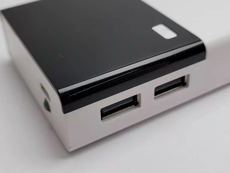 POWERBANK BIAŁY Z WYŚWIETLACZEM X9 20000MAH