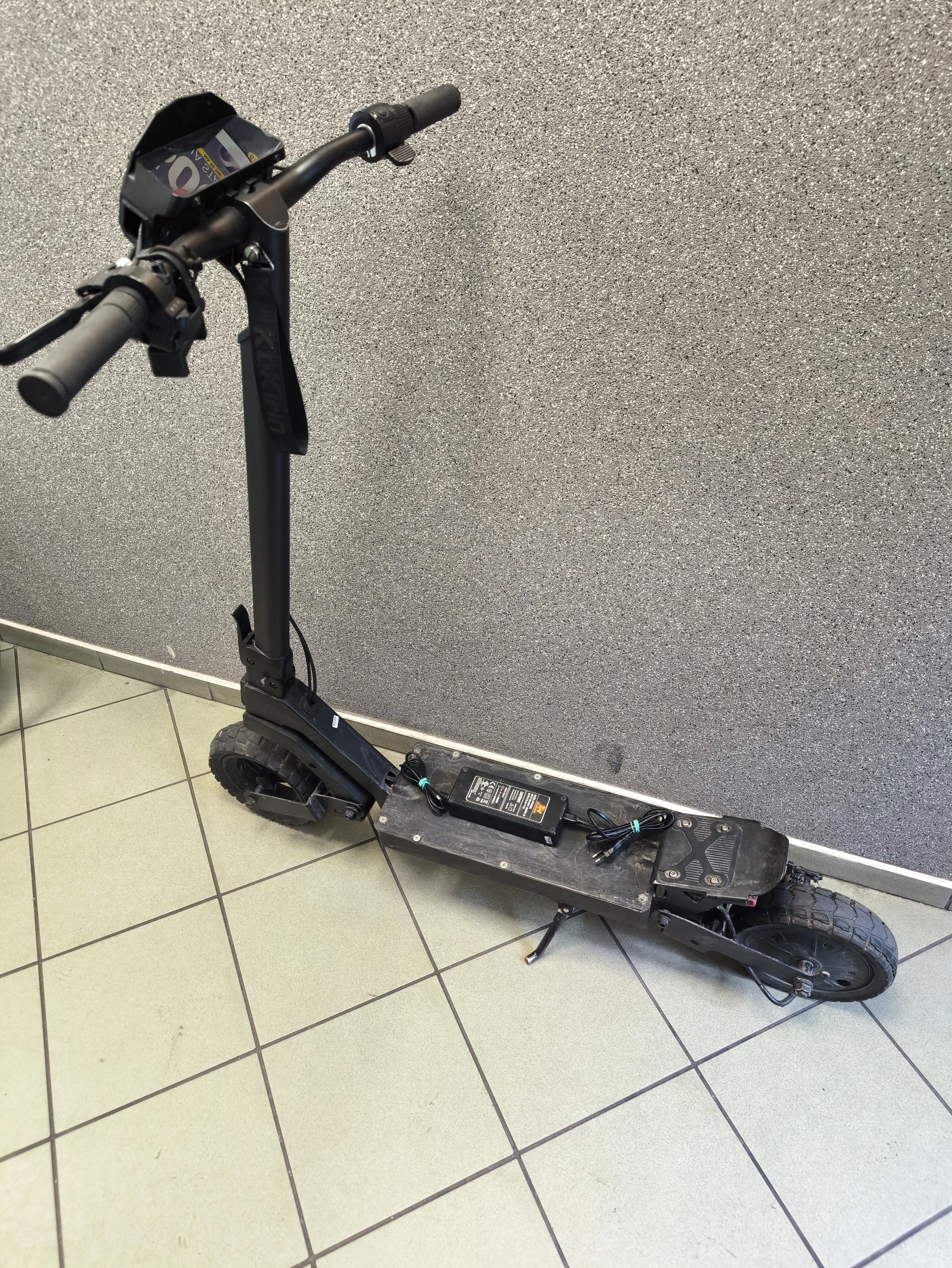 hulajnoga-elektryczna-kukirin-g2-ladowarka-dabrowskiego-30-naklo