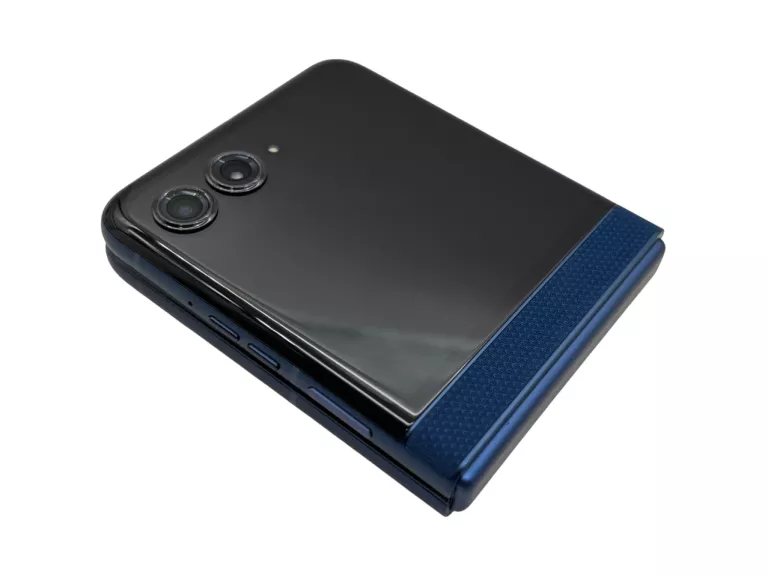 TELEFON MOTOROLA RAZR 60 8/256GB 7" 4500 MAH - OPIS