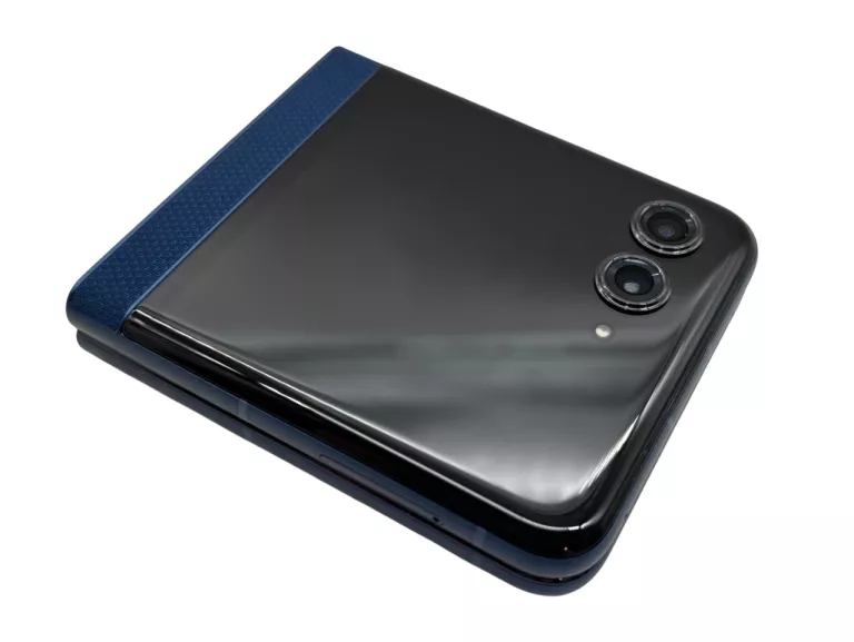 TELEFON MOTOROLA RAZR 60 8/256GB 7" 4500 MAH - OPIS