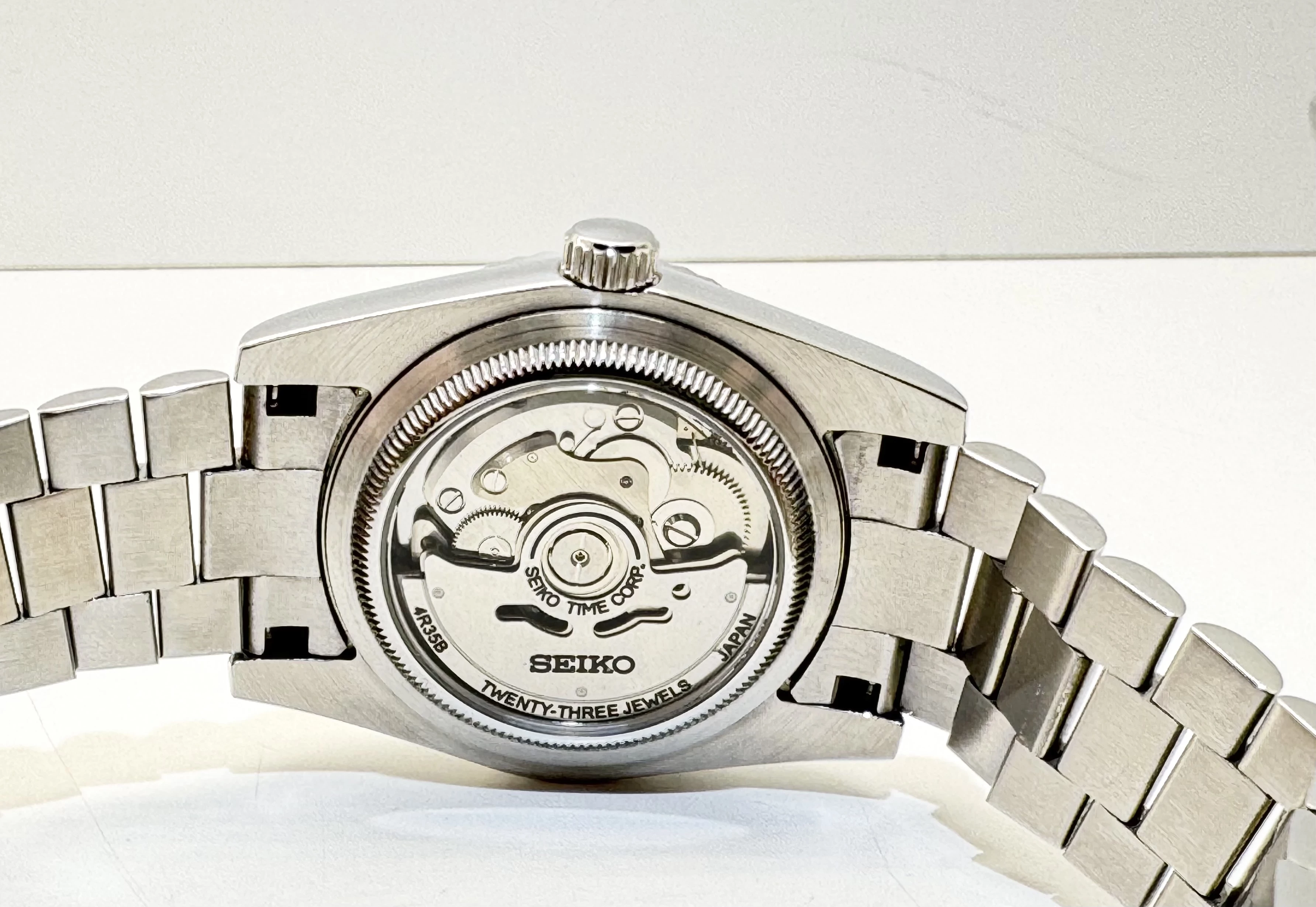 seiko-white-sunburst-arabic-ean-gtin-5905555555966