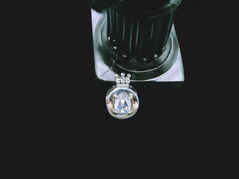 SREBRNY CHARMS ANANAS Z KAMIENIEM P.925 W.3,01G