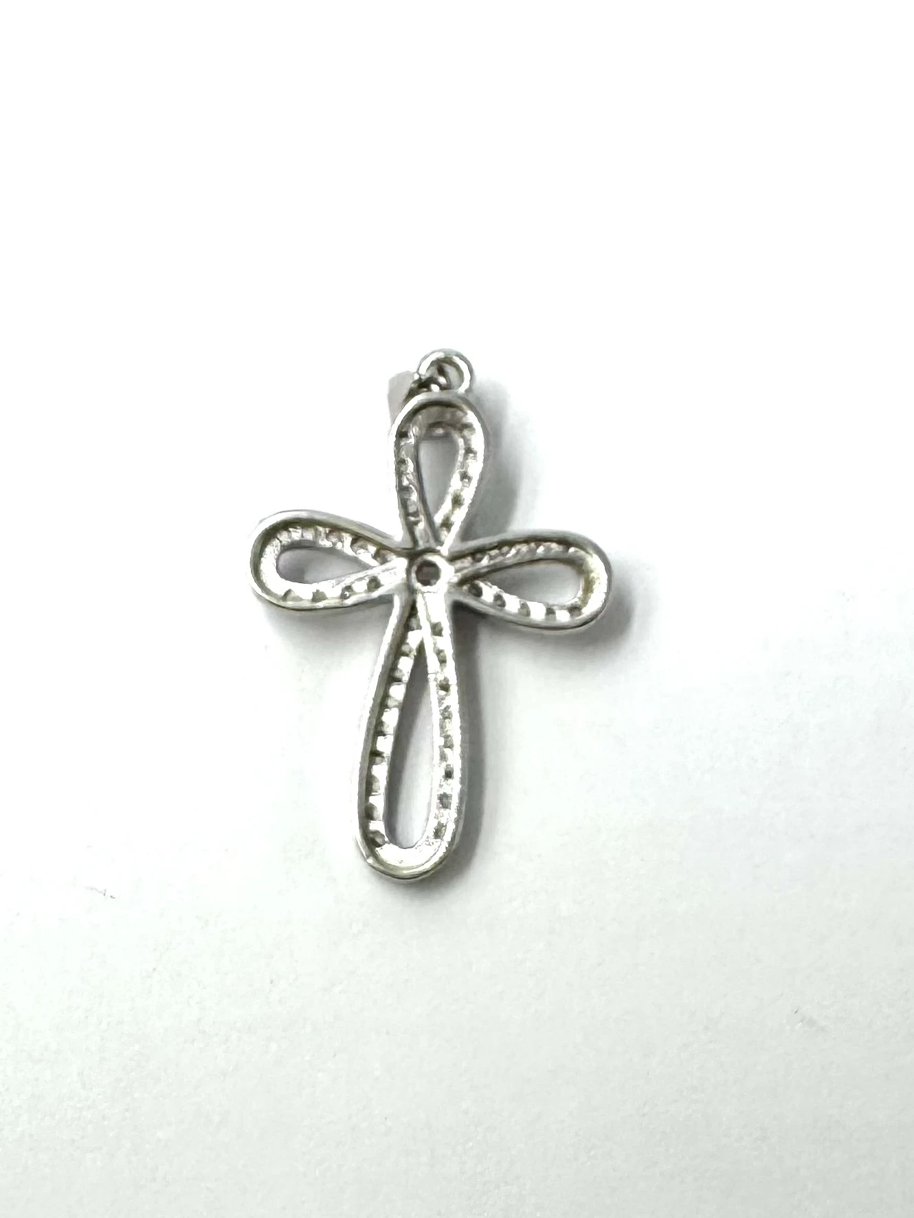 srebrna-zawieszka-krzyzyk-material-15835-4