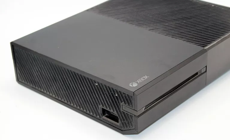 KONSOLA MICROSOFT XBOX ONE 500GB (1540) + 2 PADY CZARNA