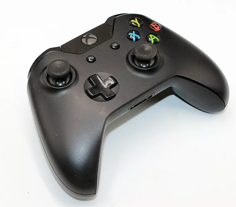 KONSOLA MICROSOFT XBOX ONE 500GB (1540) + 2 PADY CZARNA