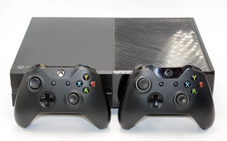 KONSOLA MICROSOFT XBOX ONE 500GB (1540) + 2 PADY CZARNA