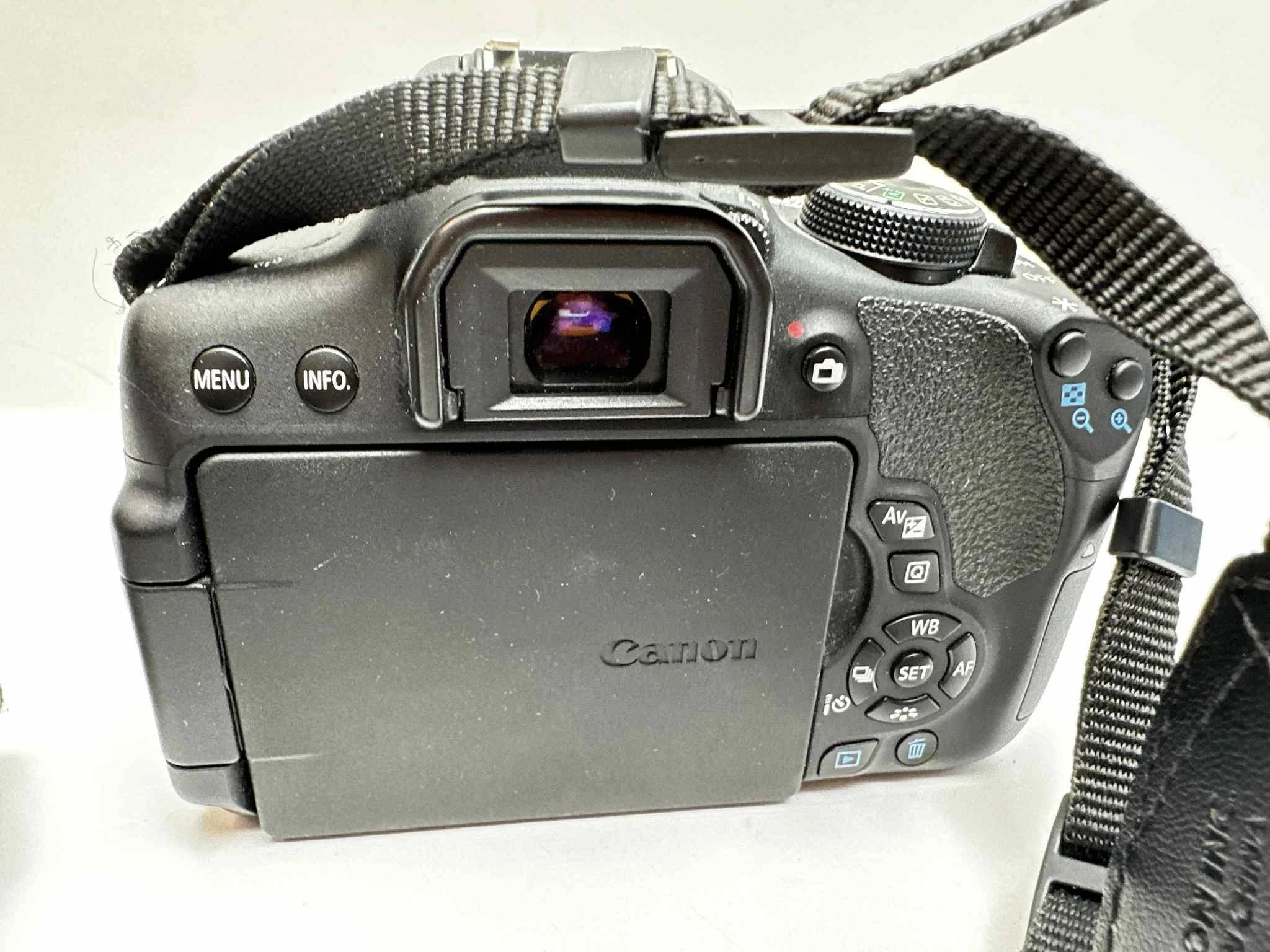 aparat-canon-eos-750d-obiektyw-18-55mm-stan-11323-2