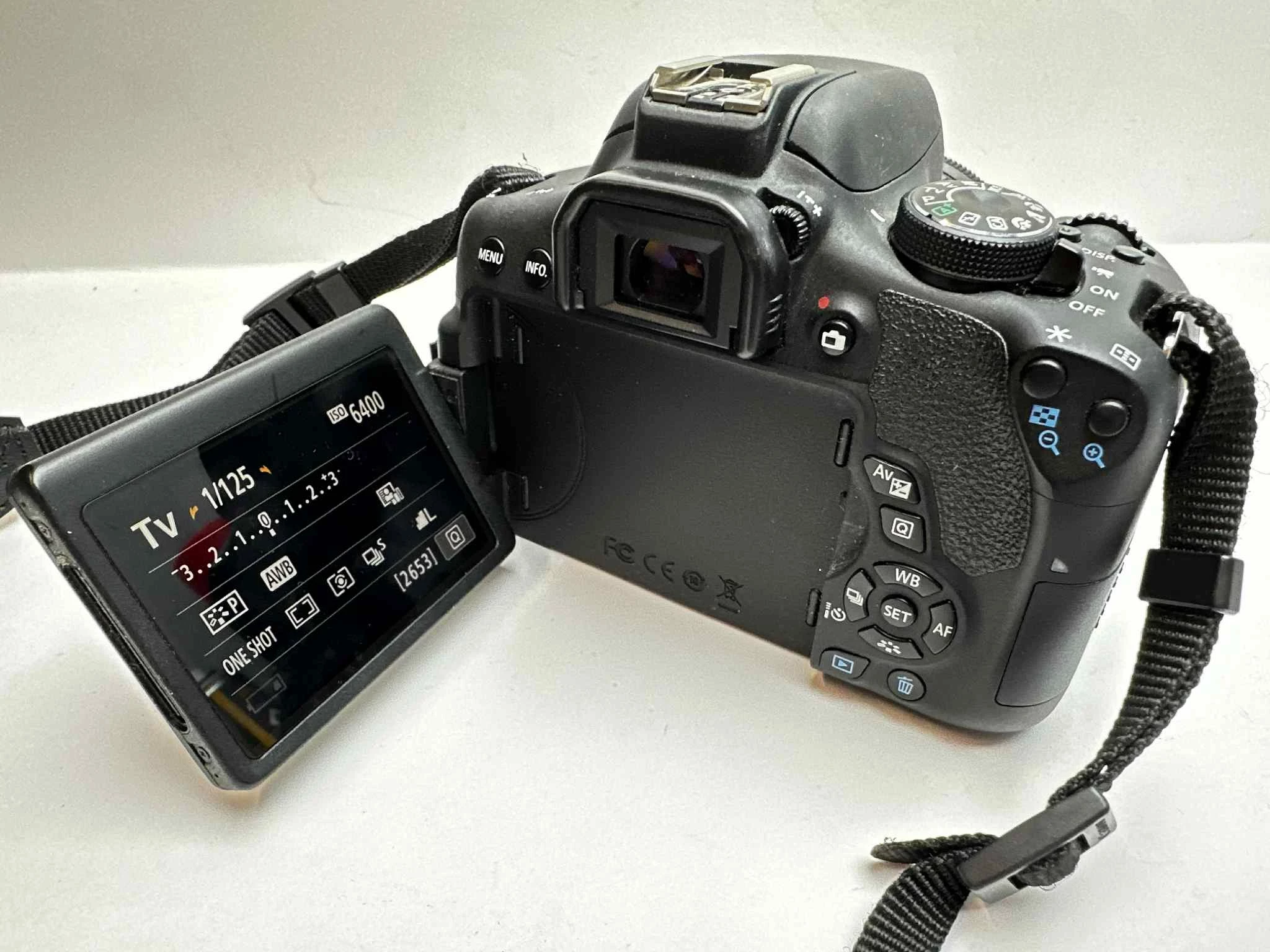 aparat-canon-eos-750d-obiektyw-18-55mm-rozdzielczosc-2420