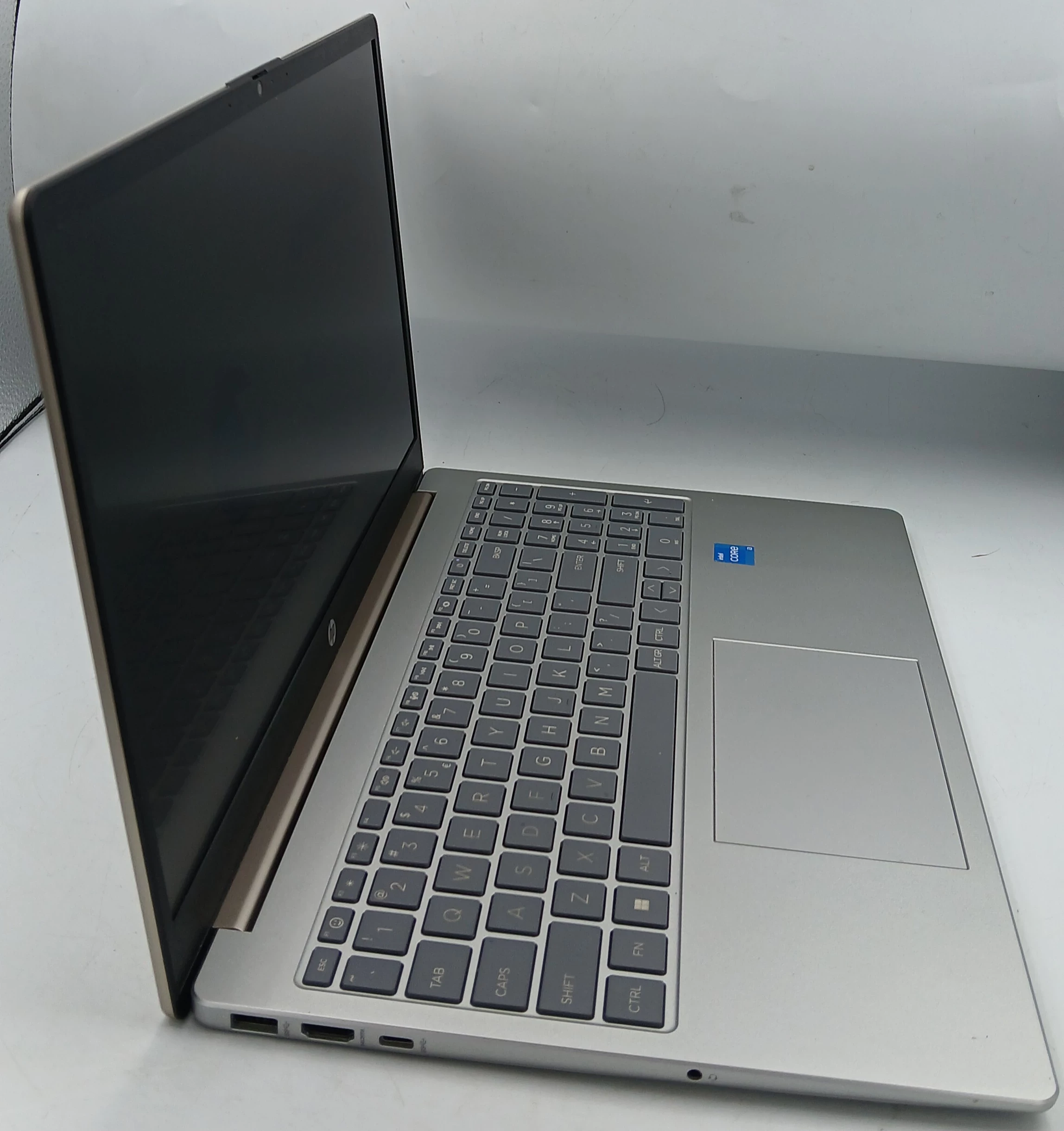 laptop-hp-15-fd0350nw-przekatna-ekranu-1560