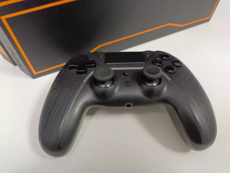 KONSOLA PS4 + KABLE + PAD