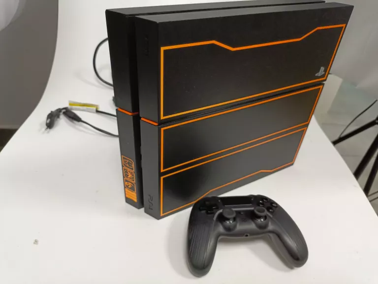 KONSOLA PS4 + KABLE + PAD