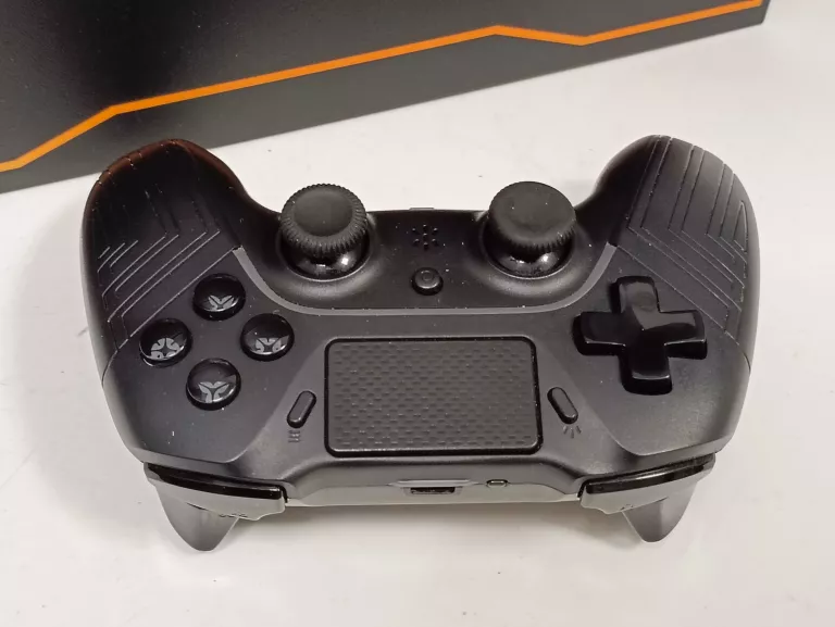 KONSOLA PS4 + KABLE + PAD